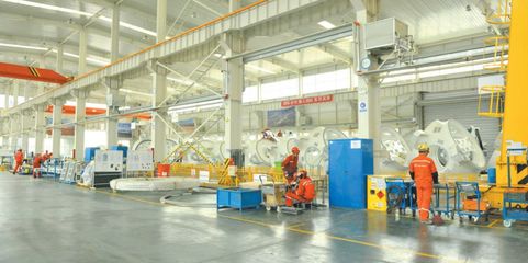 格尔木市推进老年人关爱与绿色能源发展 意外伤害保险全覆盖与风力发电技术服务并进